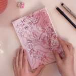 aurora-bee-caderno-estampado-mulher-flores-rosa-ambientada